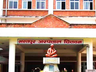 भरतपुर अस्पतालमा स्वास्थ्यकर्मी र कर्मचारी कोरोना संक्रमित भएको कारण अत्यावश्यक बाहेकका सबै सेवा बन्द