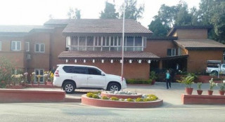 न्यूनतम साझा कार्यक्रम तय गर्न बालुवाटारमा छलफल गर्दैै सत्ता गठबन्धन