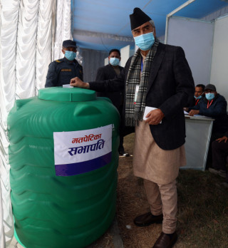 शेरबहादुर देउवा मतदान  गर्दै