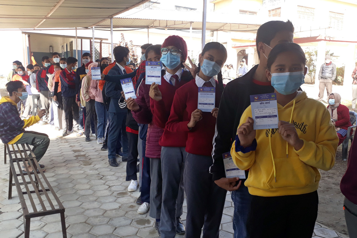 फाइजर खोप लगाउन लामबद्ध बालबालिका