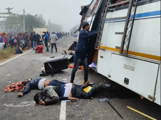 ग्यास सिलिन्डरले भरिएको ट्रकसँग बस ठोक्कियो, १० जनाको मृत्यु