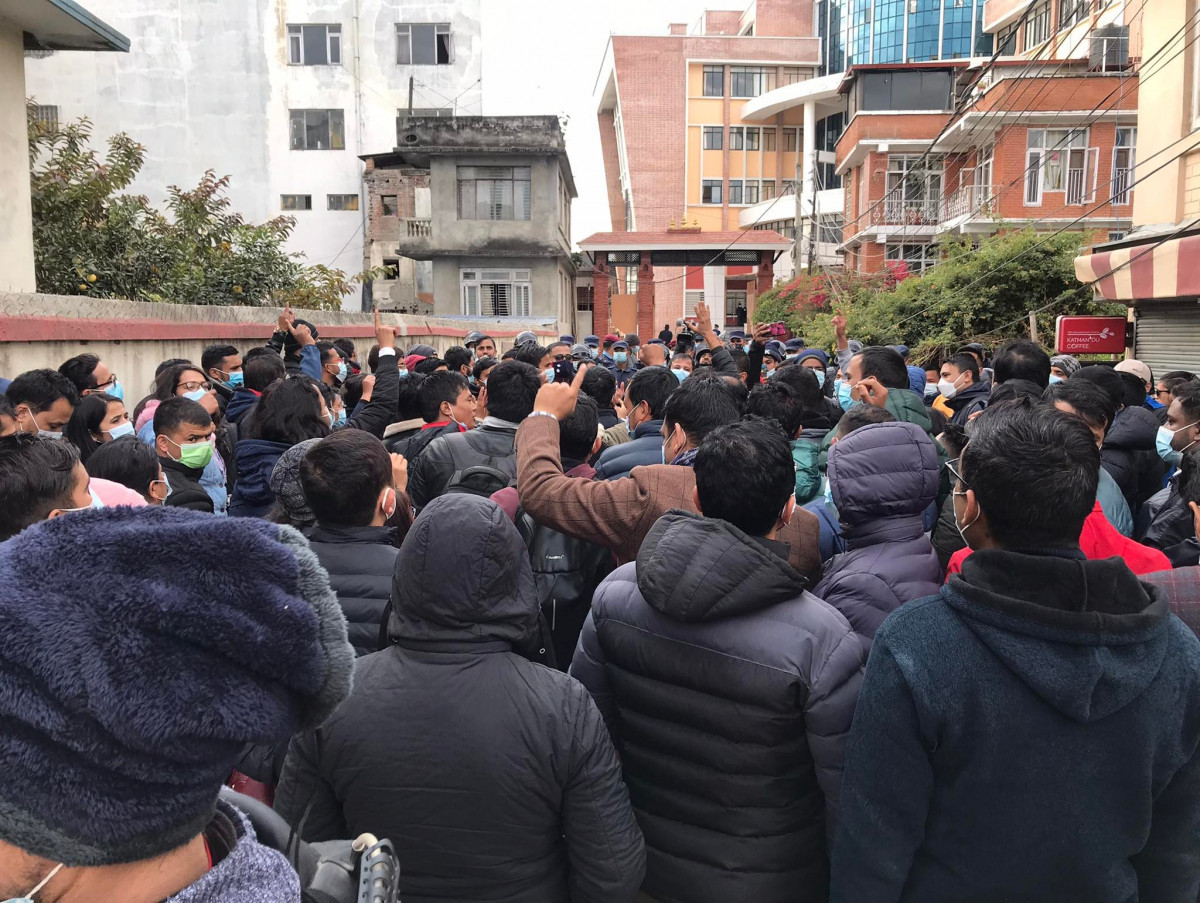 लोक सेवा आयोग परिसरमा प्रदर्शन, अध्यक्ष रेग्मीको राजीनामा माग