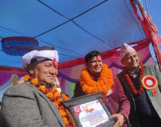 एमाले जिल्ला कमिटी आठौं जिल्ला अधिवेशन उद्घाटन सत्रको अवसरमा  लोकगायक राजु परियारलाई सम्मान