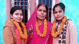 एकै परिवारका दिदीबहीनीले स्वास्थ्य सेवाको अहेबमा संगै यसरी निकाले नाम