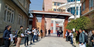 अन्तर्वार्ताको मिति तोक्न माग गर्दै लोकसेवा आयोगको कार्यालय अगाडि प्रदर्शन