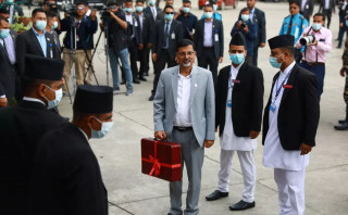 बजेट पढ्न रातो ब्रिफकेस बोकेर संसद भवन पुगे अर्थमन्त्री जनार्दन शर्मा