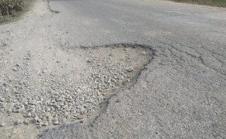 निर्माण सम्पन्न नहुँदै कालोपत्र भत्किएपछि ठेकेदारलाई सातदिने स्पष्टीकरण