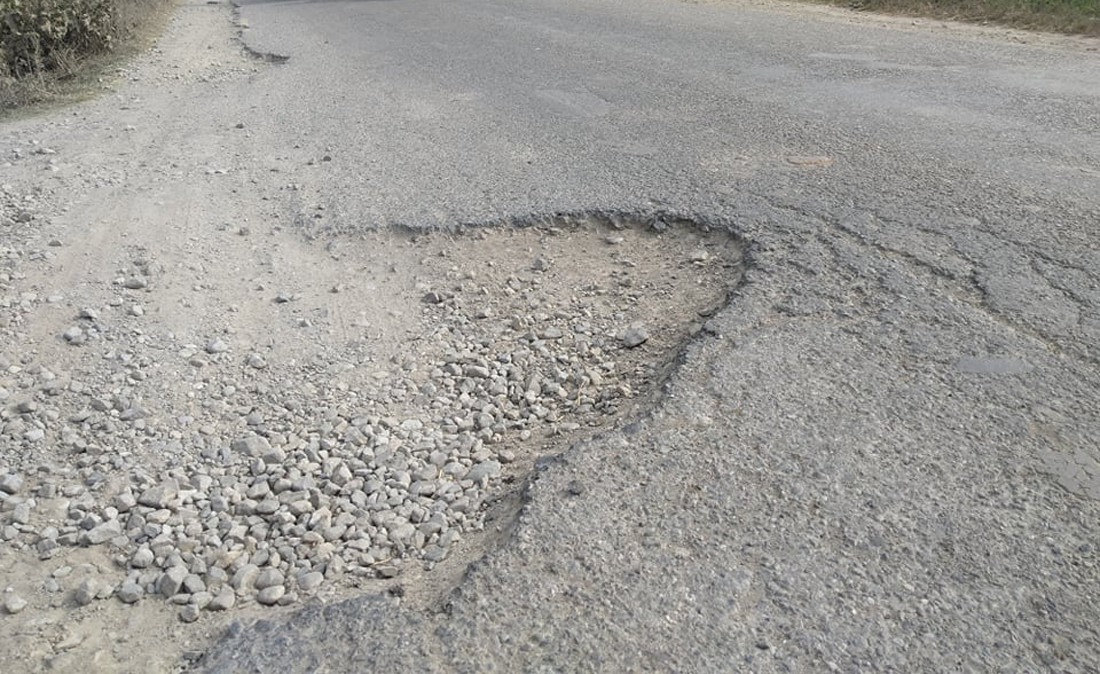 निर्माण सम्पन्न नहुँदै कालोपत्र भत्किएपछि ठेकेदारलाई सातदिने स्पष्टीकरण