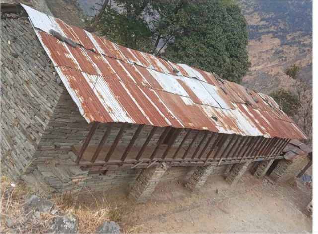 जोखिमपूर्ण भवनमा पठनपाठन   