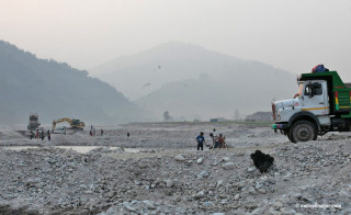 गाईघाटको बरुवाखोलामा नदीजन्य पदार्थको मनपरी दोहन