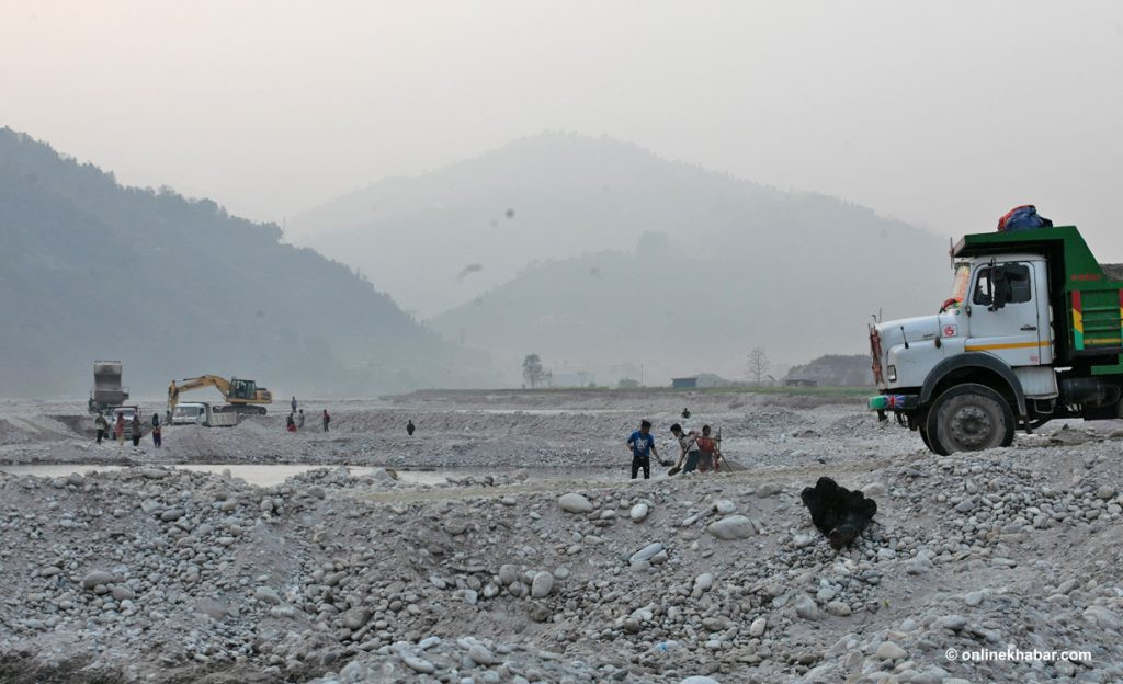 गाईघाटको बरुवाखोलामा नदीजन्य पदार्थको मनपरी दोहन