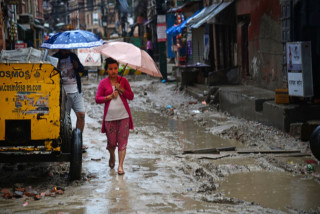 काठमाडौँका भित्री सडकमा खाल्डैखाल्डा