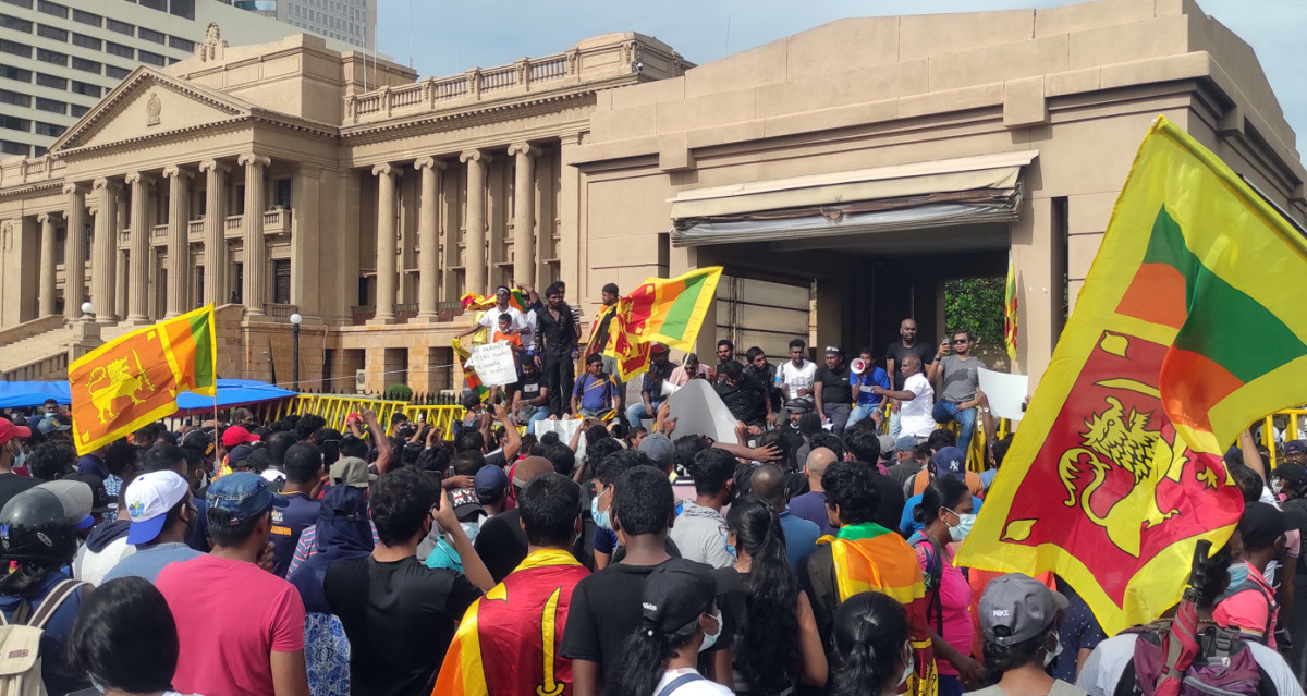 श्रीलंकामा चार मन्त्रीको राजीनामा, राष्ट्रपति भवन कब्जा गरेका प्रदर्शनकारीद्वारा लाखौँ रुपैयाँ फेला