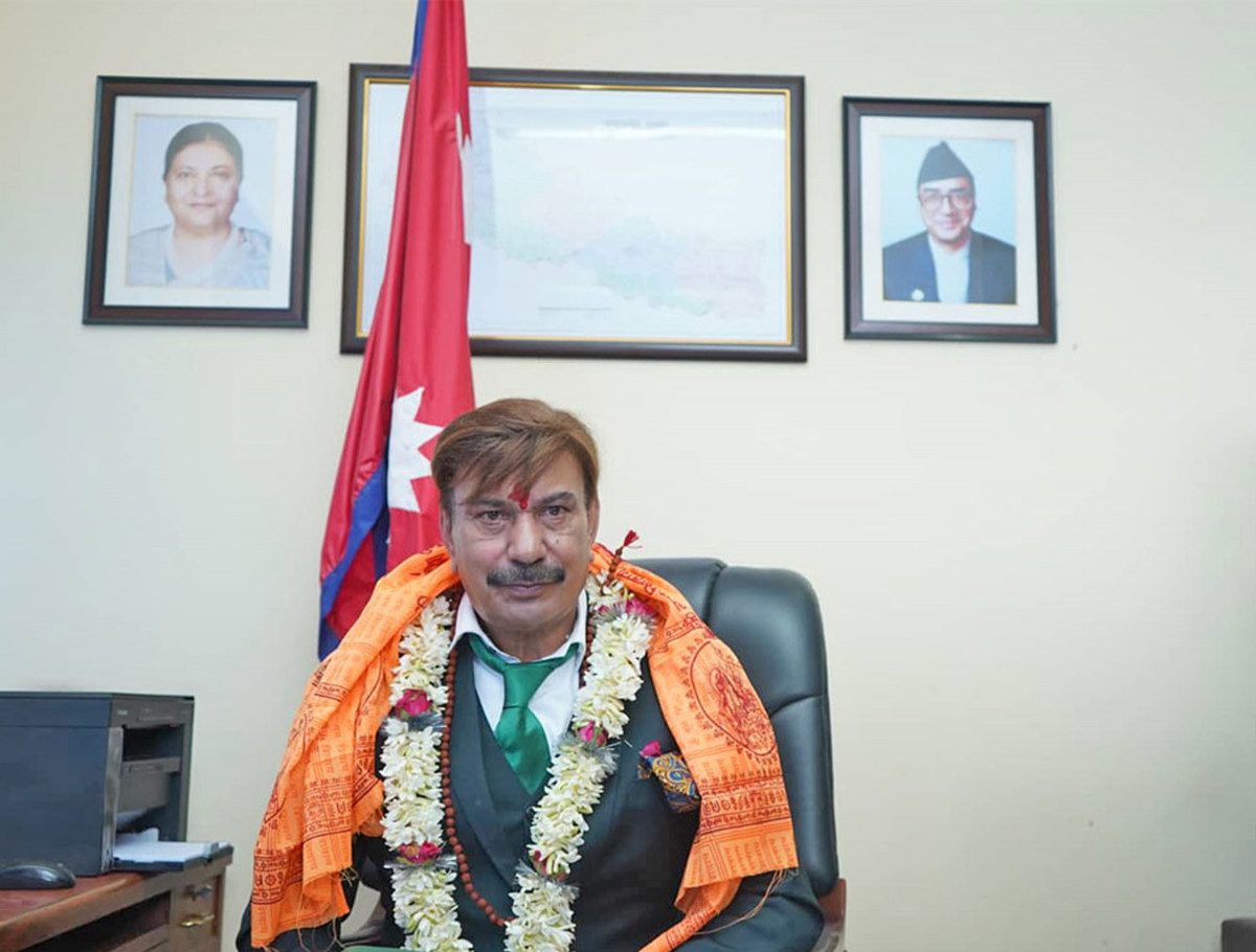 भुवन केसीले गरे पदभार ग्रहण, अध्यक्ष बनेका पितालाई अनमोलले दिए यस्तो शुभकामना