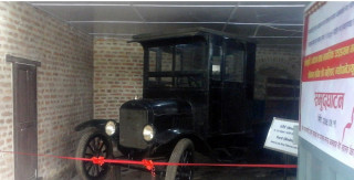 पूर्वराज  परिवारका तीन गाडी प्रदर्शनमा