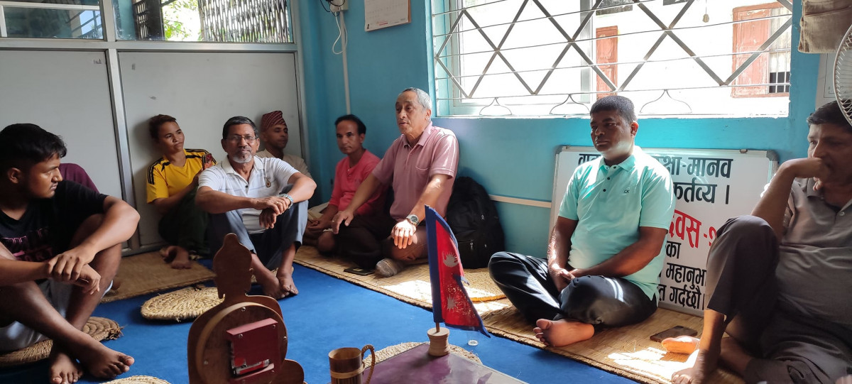 वडा कार्यालयमा कुर्सीको सट्टा गुन्द्री र पिरा