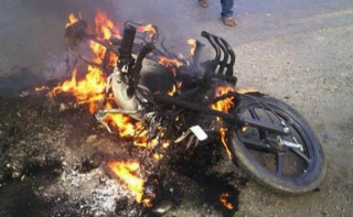 मोटरसाइकलमा आगजनी