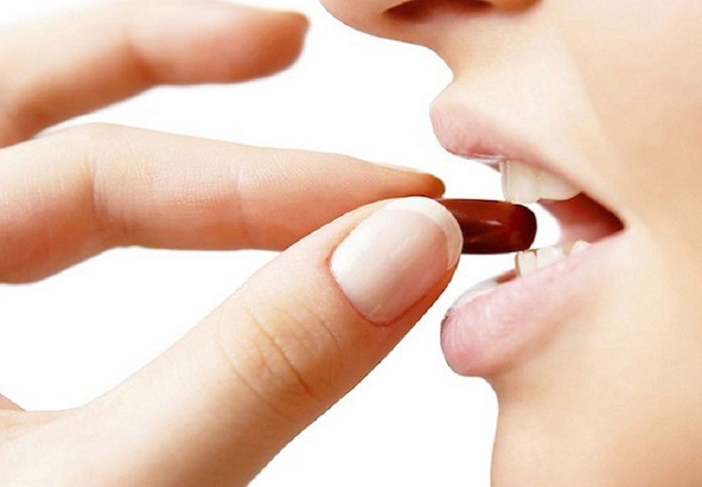 किशोरीलाई आइरन र फोलिक एसिड क्याप्सुल खुवाइँदै