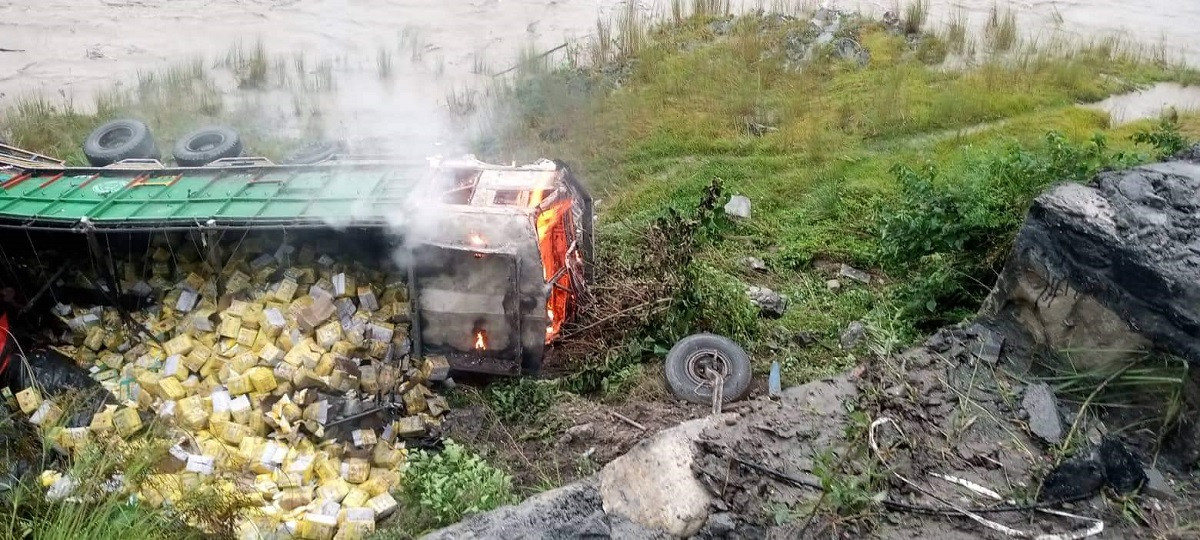 विराटनगरबाट तेल बोकेर काठमाडौं आउँदै गरेको ट्रक त्रिशूली किनारमा खस्दा आगलागी