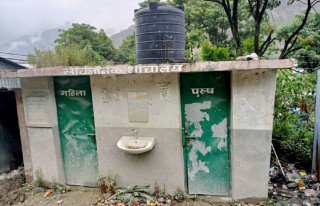 प्रयोगविहीन सार्वजनिक शौचालय