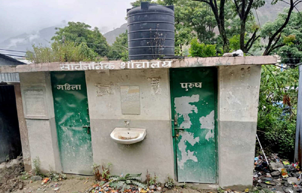 प्रयोगविहीन सार्वजनिक शौचालय