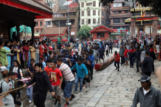 योसिँ लिङ्गो हनुमानढोका परिसरमा पुर्याइँदै