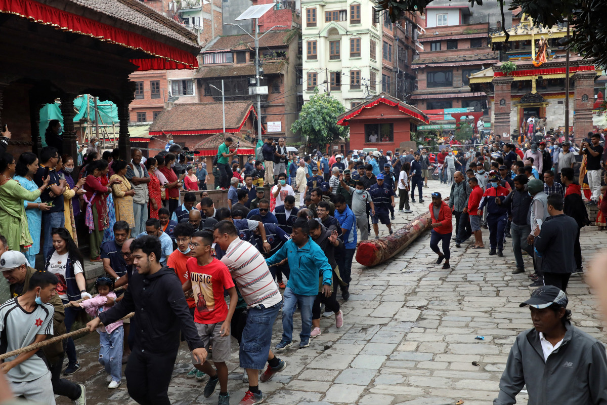 योसिँ लिङ्गो हनुमानढोका परिसरमा पुर्याइँदै