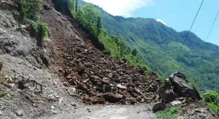अविरल वर्षाका कारण पहिरो जाँदा देशभरका नौ राजमार्ग अवरुद्ध