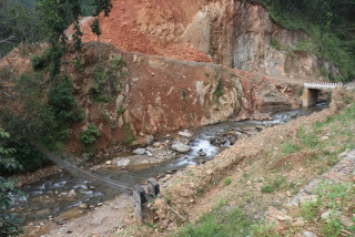 बेवारिसे बनेको झोलुङ्गेपुल