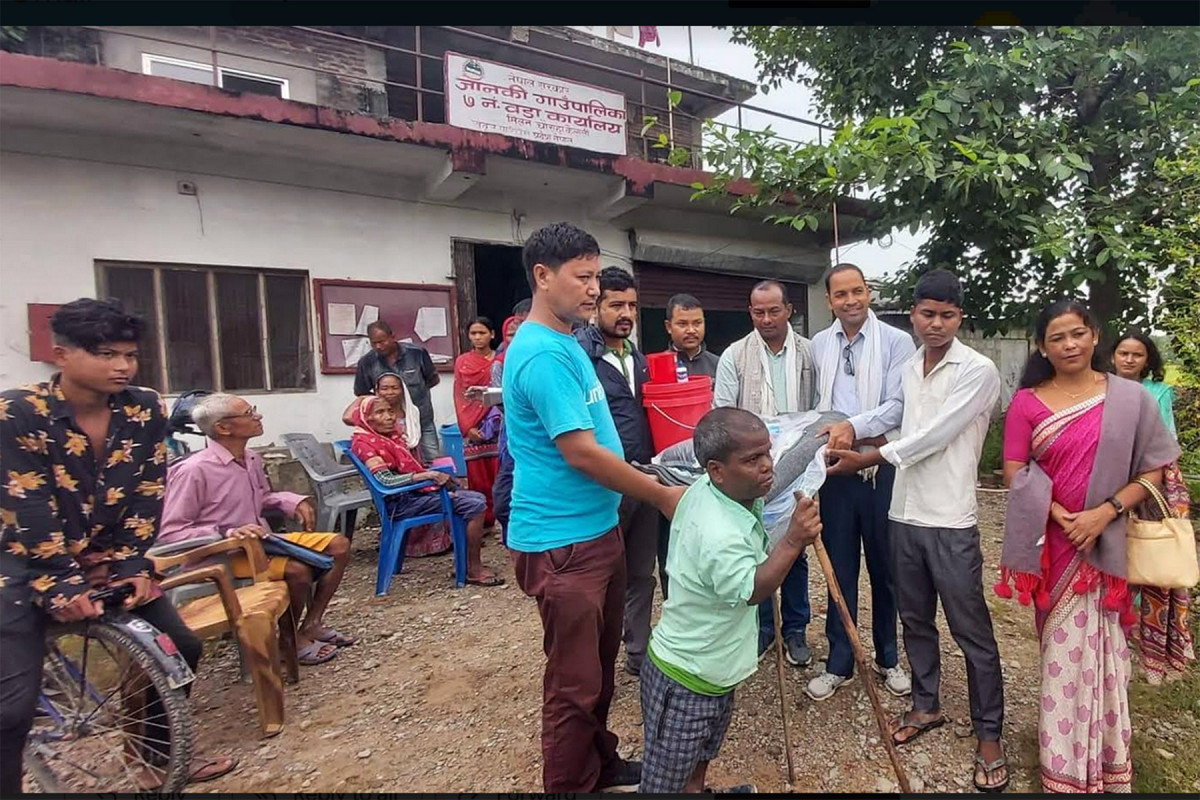 बाढीपीडितलाई राहत वितरण