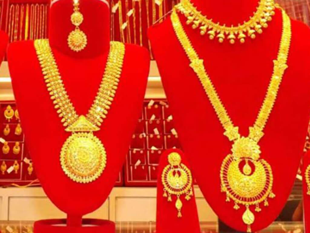 एकैदिन ७०० रुपैयाँले घट्यो सुनको मूल्य, तोलामा कति पुग्यो ?