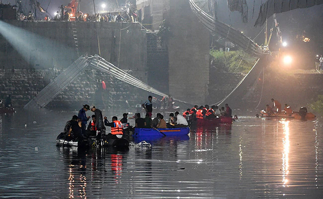 गुजरातमा पुल भत्किँदा मर्नेको सङ्ख्या १३२ पुग्यो,सयै बेपता