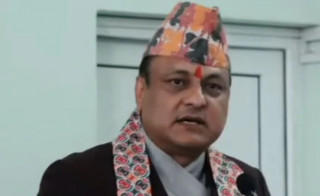 पूर्वआईजीपी सर्वेन्द्र खनाल दल दर्ताको निवेदन लिएर निर्वाचन आयोगमा