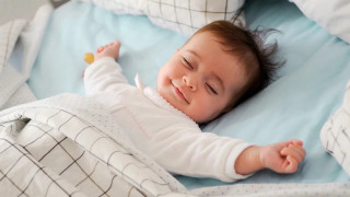 बच्चालाई आमासँगै सुताउने कि अलग्गै?