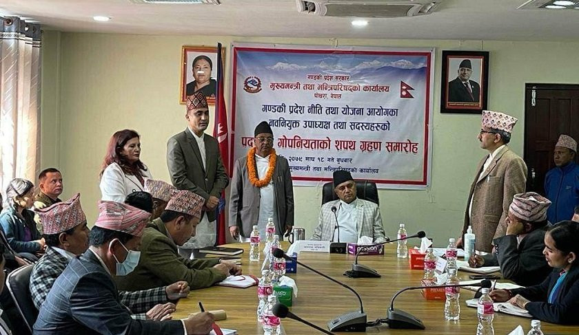 गण्डकी प्रदेश: नीति तथा योजना आयोगका उपाध्यक्ष र सदस्यले लिए शपथ