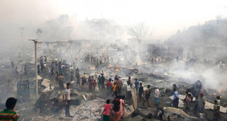 बंगलादेशको रोहिंग्या शिविरमा भीषण आगलागी हुँदा १२ हजार घरबारविहीन (तस्बिरहरू)