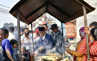 सडकमा देखिए ओली, पोलेको मकै खाँदै