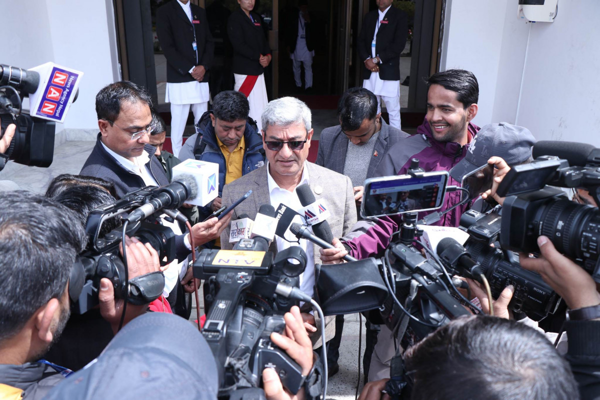 ओली र देउवाबीच कुनै समस्या छैन, सरकार छिट्टै ढल्दैनः गृहमन्त्री रमेश लेखक