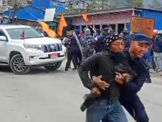 कोशी प्रदेशका मुख्यमन्त्री कार्कीलाई कालो झण्डा देखाएर विरोध