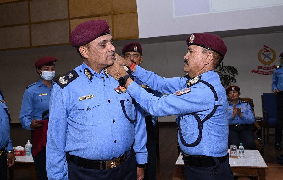 बढुवा भएका ४ एआईजीलाई दर्ज्यनी चिह्न प्रदान, निष्ठापूर्वक काम गर्न कुँवरको निर्देशन