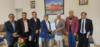 गभर्नर अधिकारीलाई निर्माण व्यवसायीहरूको ज्ञापनपत्र