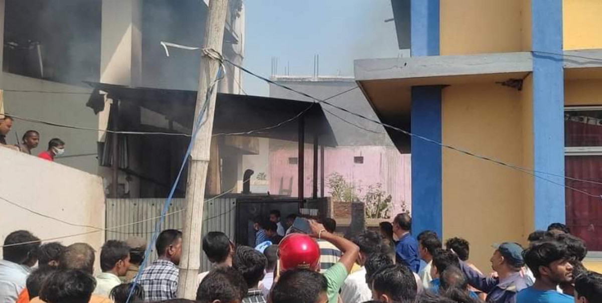 सिरहा अस्पतालमा आगलागी हुँदा बिरामीको भागाभाग, एकको मृत्यु