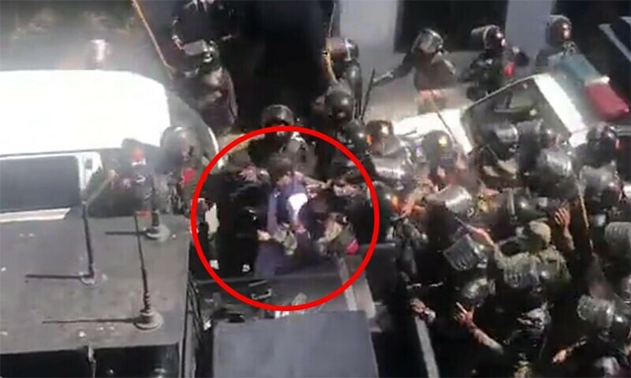 पाकिस्तानका पूर्वप्रधानमन्त्री इमरान खान पक्राउ