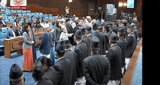 प्रतिनिधिसभा बैठकमा राप्रपाका सांसदको नाराबाजी, बैठक १५ मिनेटका लागि स्थगित