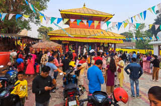 देउतीबज्जै मन्दिरमा दर्शनार्थीको भीड