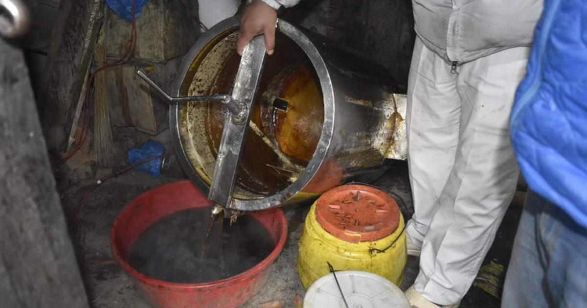 अखाद्यपदार्थ  मिसावट गरी मह उत्पादन गर्ने पक्राउ