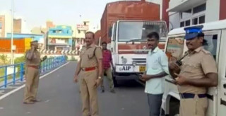 ५३५ करोड भारु बोकेको ट्रक बाटैमा बिग्रिएपछि...