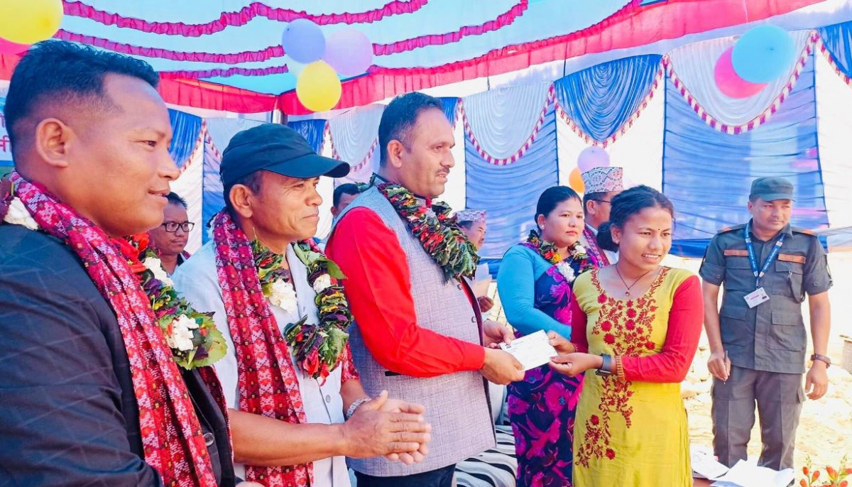 मरिणमा स्नातक पास गर्ने पाँच छात्राले पाए एक लाख नगद र साइकल उपहार