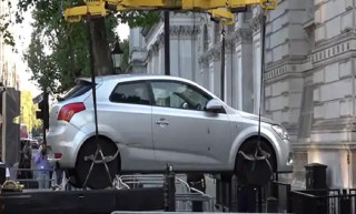 ब्रिटिश प्रधानमन्त्रीको घरमा कारले दियो ठक्कर