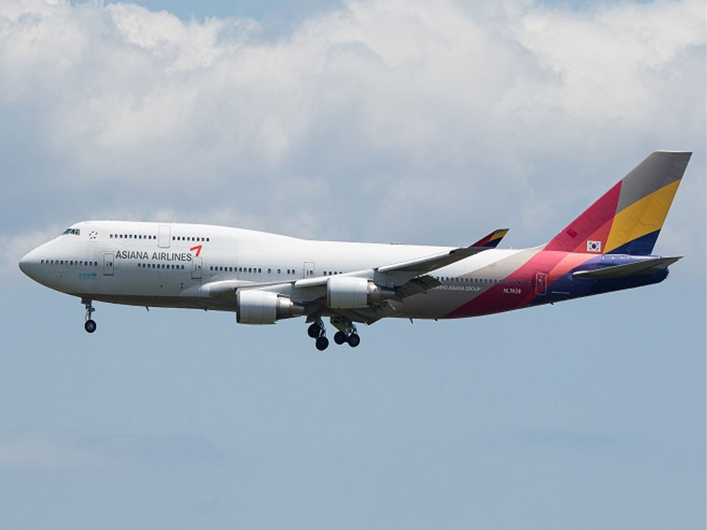 विमान अवतरण हुनुअघि नै  एक जना यात्रु ढोका खोलिदिए पछि...